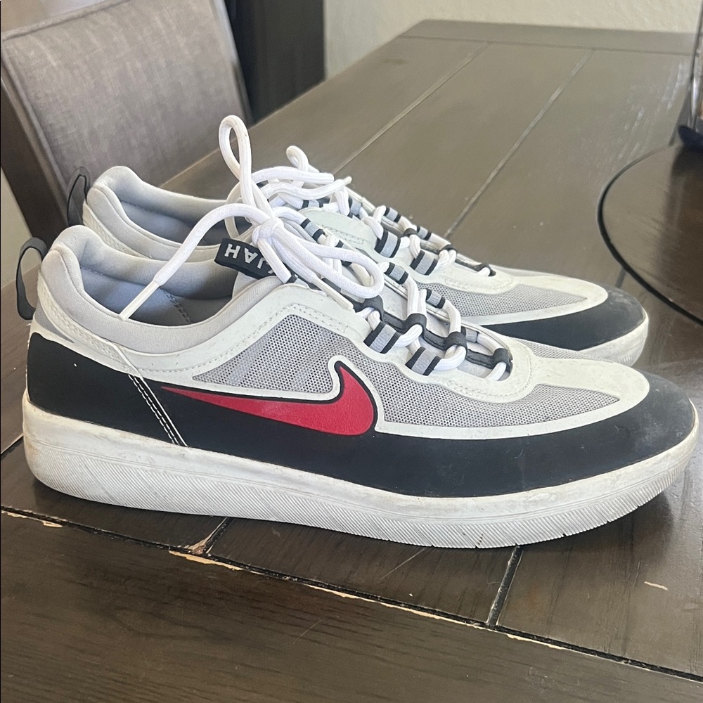 Nike Men’s Gray, Black and Red Low-Top Sneakers